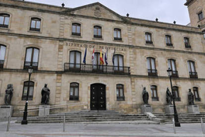 Fachada de la Diputación Provincial de Soria. / VALENTÍN GUISANDE-