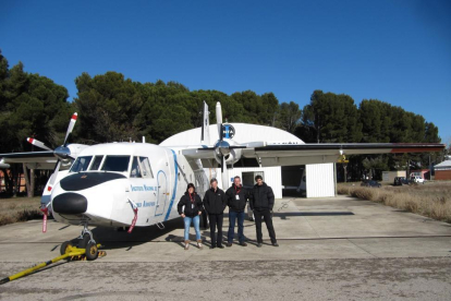 Estíbaliz Gascón, José Luis Sánchez, Roberto Weigand y Sergio Fernández junto con el avión equipado con la instrumentación para predecir nevadas.-EL MUNDO