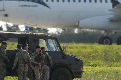 Soldados malteses junto al avión secuestrado.-REUTERS / DARRIN ZAMMIT LUPI