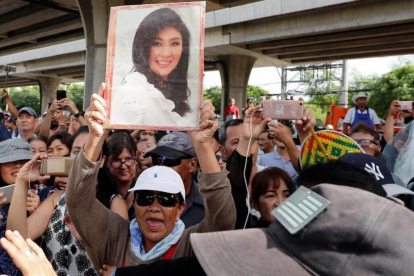 Seguidores de Yingluck Shinawatra, se manifiestan frente al tribunal que iba a emitir la sentencia. Seguidores de Yingluck Shinawatra, se manifiestan frente al tribunal que iba a emitir la sentencia.-REUTERS / JORGE SILVA