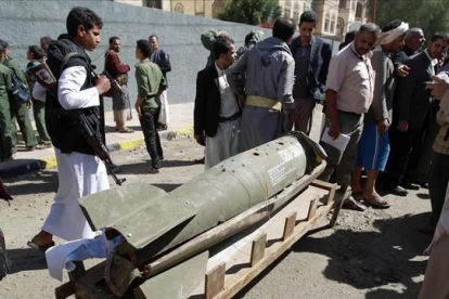 Manifestantes llevan restos de un misil saudí a la sede de la ONU en Saná.-AFP / MOHAMMED HUWAIS