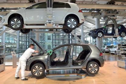 Producción de coches en Alemania.-/ REUTERS / MATTHIAS RIETSCHEL