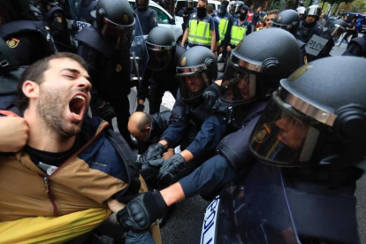 La Policía Nacional carga en la escuela Ramon Llull de Barcelona.-/ FERRAN NADEU
