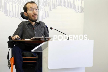 Pablo Echenique durante la rueda de prensa en la que se postula como candidato a la secretaría de organización.-J.M. PRATS