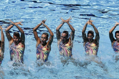 El equipo español de sincro, en un momento de la final-ALBERTO ESTEVEZ / EFE