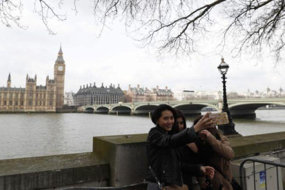 Turistas haciéndose un selfi frente al Parlamento de Westminster.-AFP / ADRIAN DENNIS