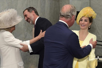 El príncipe Carlos y su mujer, Camila Parker, saludan a los reyes Felipe y Letizia a su llegada a la capital británica.-AP / HANNAH MCKAY