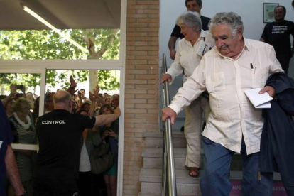 El expresidente uruguayo, José Mujica, durante su visita al Casinet d'Hostafrancs durante este domingo.-Foto: EFE / TONI ALBIR