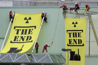 Protesta de Greenpeace en el 2014 contra la central nuclear suiza de Beznau, que ya lleva 47 años funcionando.-URS FLUEELER