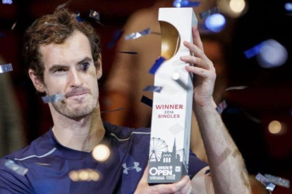 Andy Murray sostiene el trofeo del Abierto de Viena.-EFE / LISI NIESNER