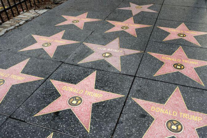 Pegatinas de la estrella de Donald Trump que han aparecido en el Paseo de la Fama de Hollywood.-EL PERIÓDICO