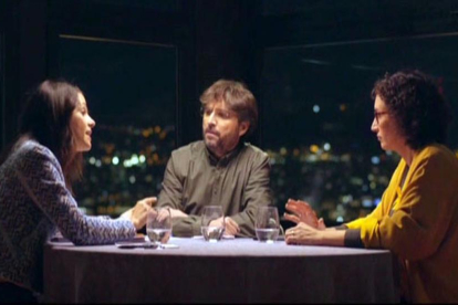Jordi Évole, entre Inés Arrimadas y Marta Rovira, en el programa de La Sexta Salvados.-EL PERIÓDICO