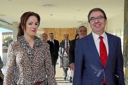 La presidenta de las Cortes, Silvia Clemente, junto con el rector de la Universidad de Alcalá, Fernando Galván.-ICAL