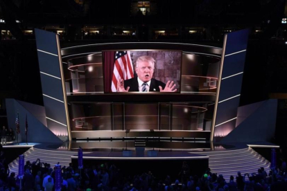 Donald Trump habla en pantalla en el segundo día de la Convención Republicana, en Cleveland, el 19 de julio.-AFP / JIM WATSON