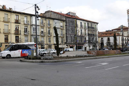 Imagen actual de la plaza de Mariano Granados en la que ya se han hecho las catas. / FERNANDO SANTIAGO-