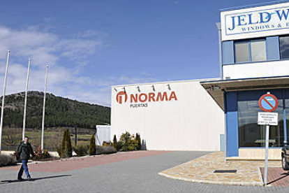 Instalaciones de Puertas Norma en San Leonardo. / VALENTÍN GUISANDE-
