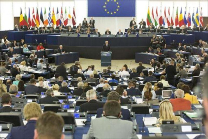 Interior y exterior del Parlamento Europeo. A la izquierda, en el círculo, Antonio Tajani, su presidente.-JOHANNA LEGUERRE / EFE (PATRICK SEEGER)