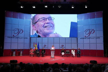 Ayanta Barilli lee el discurso que dejó preparado su padre, Fernando Sánchez Dragó. RUBÉN CACHO - ICAL
