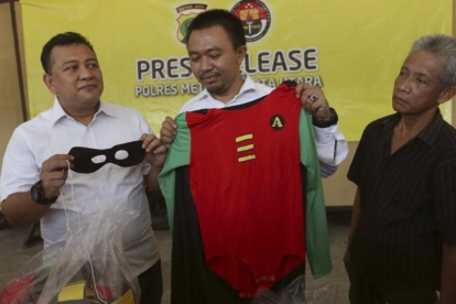 La policía indonesia muestra un disfraz de Robin como prueba de una fiesta gay por la que ha detenido a 141 hombres.-EFE