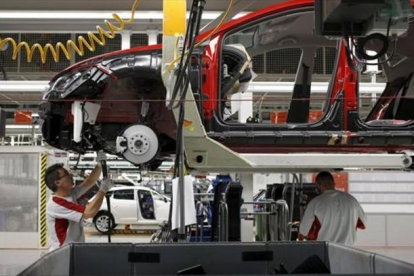 Cadena de montaje del Seat León .-REUTERS