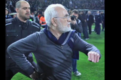 El presidente del PAOK, amedrentando al árbitro-EL PERIÓDICO