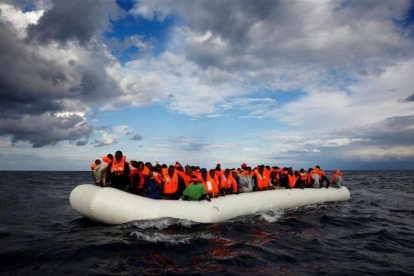 Una balsa con inmigrantes a la deriva en el Mar Mediterráneo a unas 36 millas náuticas de la costa libia antes de ser rescatados por la ONG  Proactiva Open Arms.-REUTERS / YANNIS BEHRAKIS