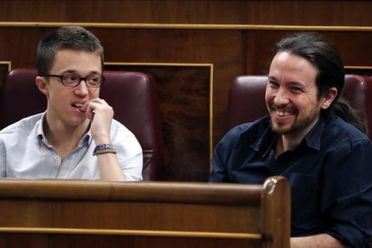 Pablo Iglesias e Íñigo Errejón, durante la intervención de Pedro Sánchez en el debate de investidura.-EFE / JAVIER LIZON