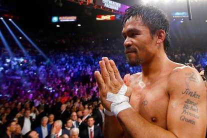 Manny Pacquiao da las gracias al público tras perder ante Floyd Mayweather en el 'combate del siglo', el sábado en Las Vegas.-Foto:  AFP / AL BELLO