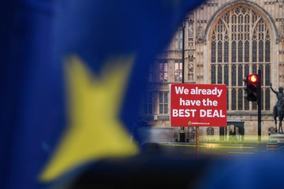 Una pancarta ante la sede parlamentaria británica sostiene que ya se ha alcanzado el mejor pacto posible sobre el brexit.-LEON NEAL (GETTY IMAGES)