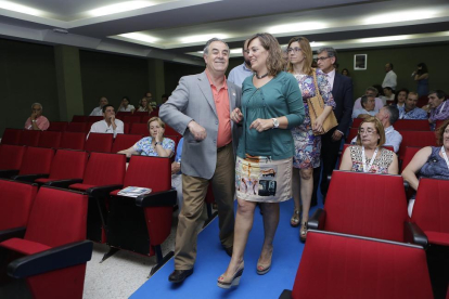 La consejera de Agricultura y Ganadería, Milagros Marcos, participa en la primera jornada del Curso Prensa y Poder que se celebra en la localidad burgalesa de La Aguilera, acompañada por el director del curso, Graciano Palomo-ICAL