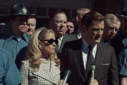 Escena del filme en la que el senador Kennedy sale del juzgado con su esposa.-EL PERIÓDICO