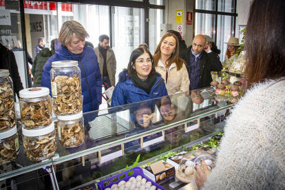 La ministra de Sanidad, Carolina Darias, en su visita al mercado de Soria. MARIO TEJEDOR