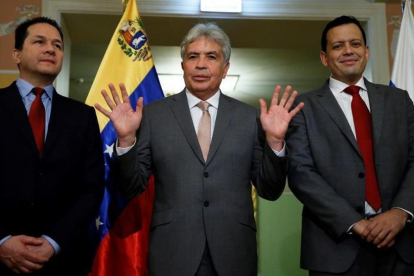 Zerpa (derecha), el ministro de Agricultura venezolano, Wilmar Castro Soteldo (centro) y el embajador en Rusia, Carlos Faría, el 15 de noviembre en Moscú.-EFE / MAXIM SHIPENKOV