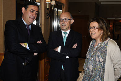 Antonio Pardo, Cristóbal Montoro y Marimar Angulo, ayer antes del encuentro con los empresarios. / V.G.-