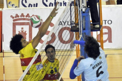 Elvis de Oliveira con la camiseta amarilla de Ibiza en el partido de la pasada temporada en Los Pajaritos.-Valentín Guisande