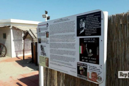 Se trata de la playa "Punta Cana" de Chioggiadonde se exponen carteles explicativos sobre la vida del dictador.-