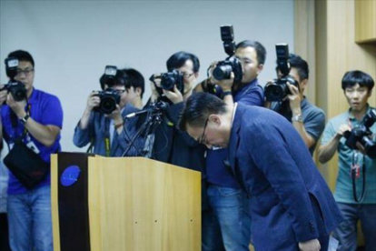 Koh Dong-Jin, presidente de Samsung, pide excusas, ayer.-AFP