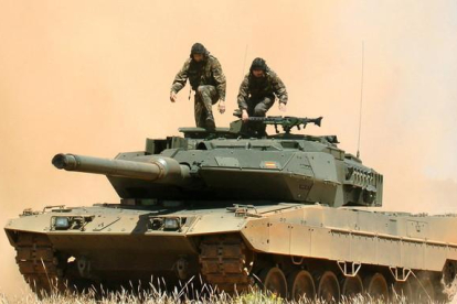 Carro de combate Leopard 2 E del Ejército español durante una demostración.-EFE / EDUARDO ABAD