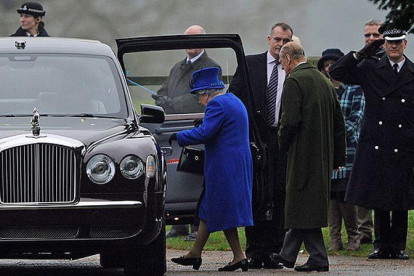 Isabel II reaparece en público tras dos semanas ausente por un resfriado.-EFE