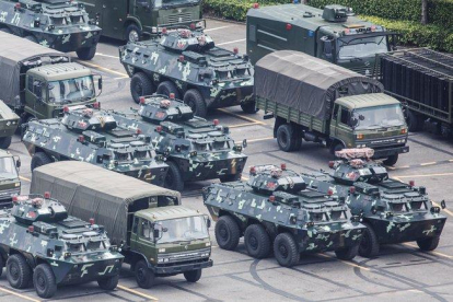 Fuerzas paramilitares chinas junto al estadio de Shenzhen.-THOMAS PETER