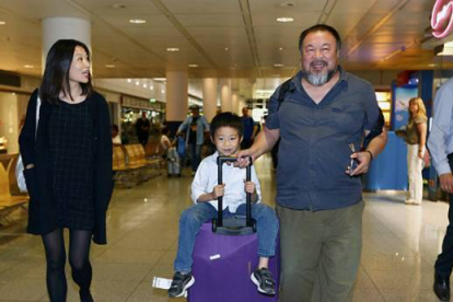El artista y crítico del régimen chino, Ai Weiwei, con su hijo, Ai Lao, y su pareja, Wang Fen , a su llegada al aeropuerto de Múnich, este jueves.-Foto: REUTERS / MICHAELA REHLE