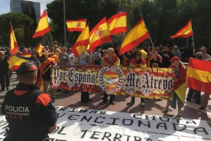 Una decena de ultras se concentraron a las puertas de Catalunya Ràdio para manifestarse contra la periodista Mònica Terribas.-/ PERIODICO