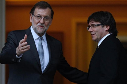 Mariano Rajoy y Carles Puigdemont, en el Palacio de la Moncloa en abril del 2016.-DAVID CASTRO