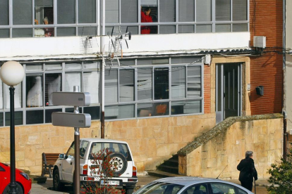Imagen del bloque de viviendas en una de las cuales vive uno de los detenidos ayer en la operación contra el tráfico de drogas.-MARIO TEJEDOR