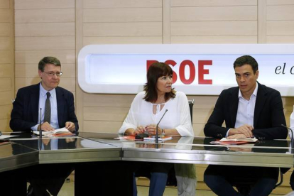 Jordi Sevilla y Micaela Navarro, junto a Pedro Sánchez, en la ejecutiva federal del PSOE, este lunes.-Foto: DAVID CASTRO