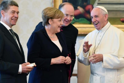 El Papa (derecha) recibe a Merkel y a su marido, Joachim Sauer (izquierda), en una audiencia privada en el Vaticano, el 17 de junio.-EFE / ETTORE FERRARI
