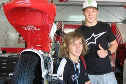 Remy Gardner, sentado, junto a su amigo Dakota Mamola, en Misano.-EMILIO PÉREZ DE ROZAS