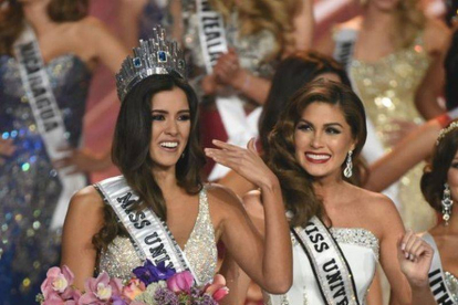 Miss Colombia recibe la corona de Miss Universo que le coloca la vencedora del año pasado, la venezolana Gabriela Isler.-Foto: AFP