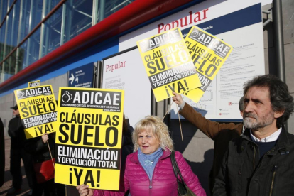 Miembros de Adicae se manifiestan en Madrid por las cláusulas suelo.-Mariscal / EFE