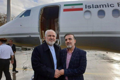 El ministro de Exteriores iraní,  Mohamad Yavad Zarif, y el liberado Masud Soleimaní, en el aeropuerto de Ginebra.-EPA / MINISTERIO DE EXTERIORES DE IRÁN